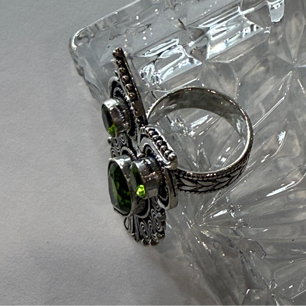 🆕 “Wise Glow: Artisan Peridot Owl Ring in Sterling Silver” Size 7 🆕 - Picture 14 of 16